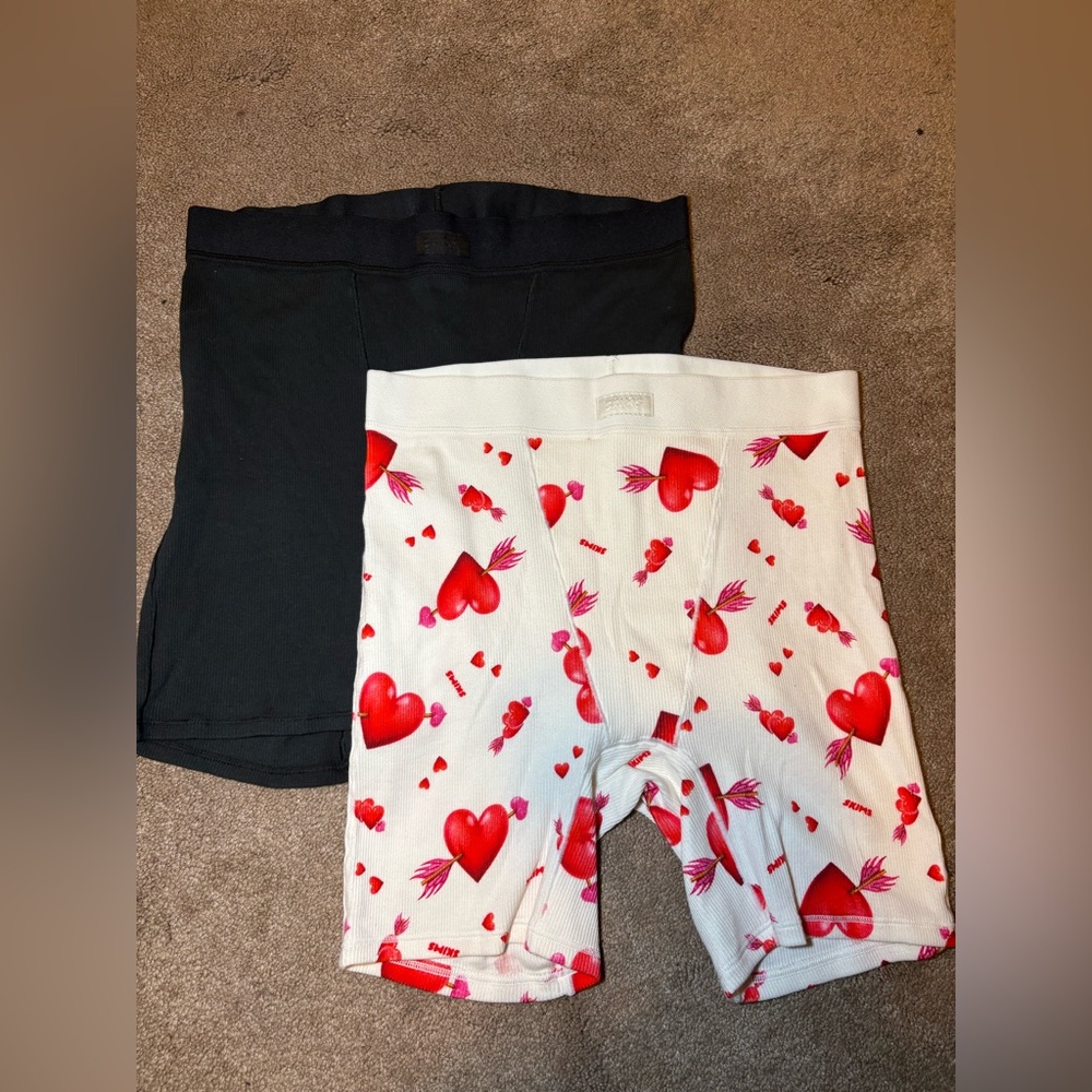 SKIMS High Waist Shorts - Black and Heart Print
